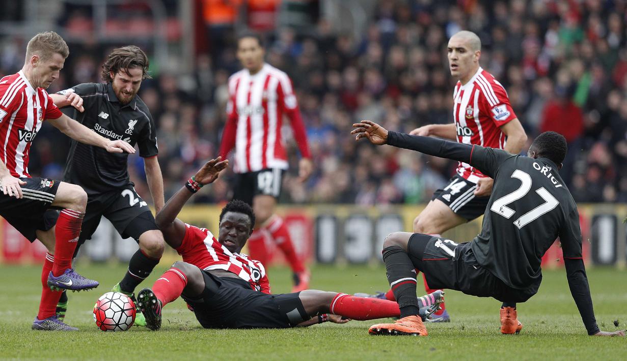 Southampton, Victor Wanyama (tengah) berebut bola dengan para pemain Liverpool pada lanjutan liga Inggris pekan ke-31 di Stadion St Mary, Southampton, Minggu (20/3/2016) WIB. (AFP/Adrian Dennis)