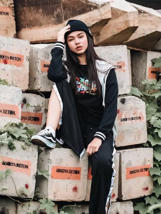 Lagi-lagi Tiana bergaya sporty, dan kali ini ia mengenakan pakaian yang serba hitam. Mulai dari celana training, jaket, kaus, beanie dan sneakersnya. Gayanya keren banget! (Instagram/tianamannering)