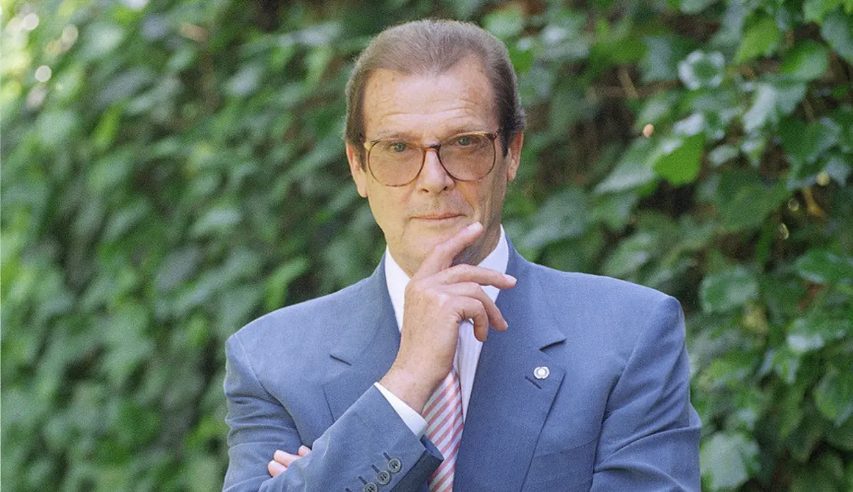 Namun tepat di tanggal 23 Mei 2017, para penggemarnya sudah tak bisa lagi melihat Roger Moore berakting. Roger telah meninggal dunia dan artinya ia pun telah pensiun selamanya menjadi James Bond dan peran lainnya. (APexchange/Bintang.com)