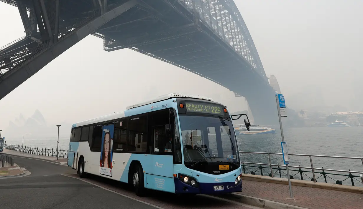 Kabut asap pekat menyelimuti Harbour Bridge di Sydney, Australia, Selasa (10/12/2019). Harbour Bridge hampir tidak terlihat karena tertutup kabut asap pekat. (AP Photo/Rick Rycroft)