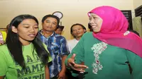 Menteri Sosial Khofifah Indar Parawansa menyerahkan Paket bantuan Rp 90 juta bagi pengembangan layanan rehabilitasi lembaga AKSI NTB, korban penyalahgunaan narkoba di Pusat Edukasi dan Rehabilitasi Narkoba, Lombok, NTB, Rabu (25/3/2015).