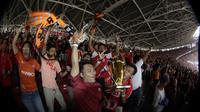 Suporter Persija merayakan gol yang dicetak Marko Simic ke gawang Mitra Kukar pada laga Liga 1 di SUGBK, Jakarta, Minggu (09/12). (Bola.com/M Iqbal Ichsan)