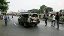 Mobil pelat nomor merah dilempari oleh massa aksi saat melintasi jalan tol seberang Gedung DPR/ MPR RI, Jakarta, Selasa (24/9/2019). Selain menutup ruas tol, kendaraan dinas pemerintah dan milik polisi jadi korban pelemparan dan perusakan oleh mahasiswa. (Liputan6.com/Faizal Fanani)