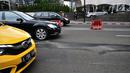 Kendaraan melintas di dekat jalan berlubang di Jalan Jenderal Sudirman, Jakarta, Senin (11/3). Jalanan di pusat kota tersebut berlubang dapat membahayakan keselamatan pengendara yang melintas. (merdeka.com/Iqbal S. Nugroho)