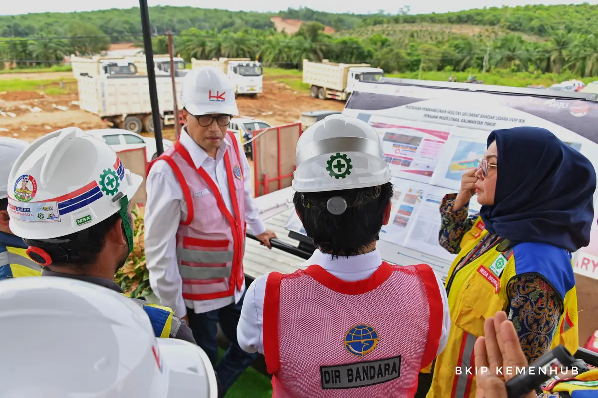 Menteri Perhubungan (Menhub) Budi Karya Sumadi mengecek kemajuan pembangunan Bandara Nusantara di Ibu Kota Nusantara (IKN), pada Rabu (24/1/2024). (Dok Kemenhub)