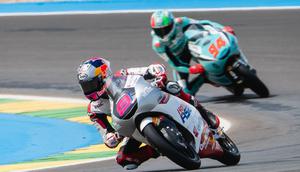 Pembalap Indonesia, Veda Ega Pratama, saat memacu motornya di sesi latihan bebas Moto3 Brasil 2026, Jumat (20/3/2026). (Dok. Honda Team Asia)