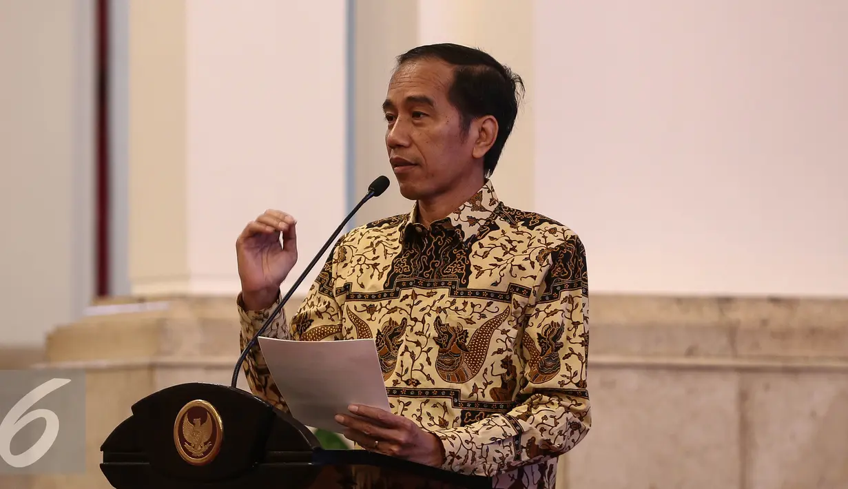 Presiden Joko Widodo memberikan pengarahan dalam Rapat Koordinasi Nasional Satuan Tugas Pemberantasan Penangkapan Ikan Secara Ilegal (Satgas 115) di Istana Negara, Jakarta, Rabu (29/6). (Liputan6.com/Faizal Fanani)