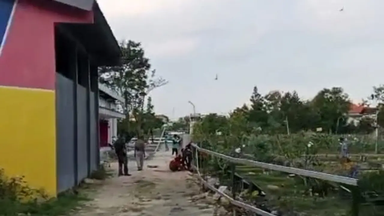 Koperasi Merah Putih di Lamongan menghadap kuburan. (Istimewa)