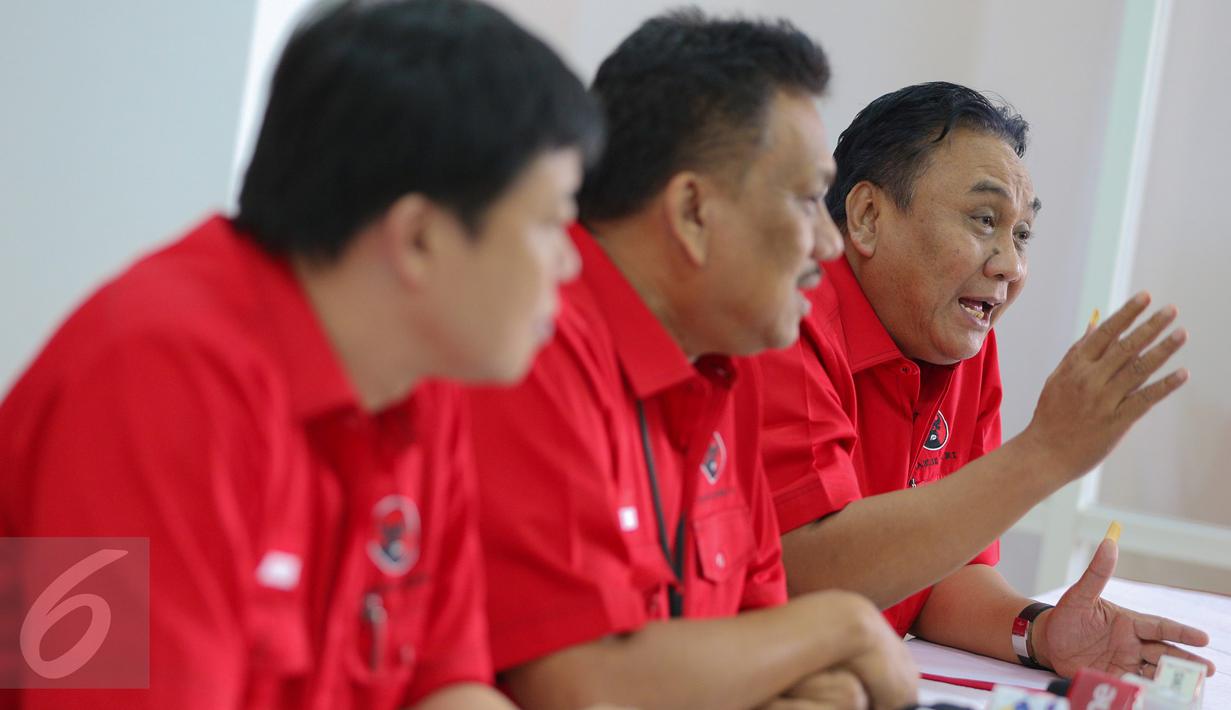 Ketua Fraksi PDIP Olly Dondokambey (tengah) memberikan keterangan pers usai rapat koordinasi di DPP PDIP, Jakarta, Kamis (17/9/2015). Dalam rapat Megawati meminta kepada fraksi untuk turun ke bawah sukseskan pilkada serentak. (Liputan6.com/Faizal Fanani)