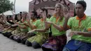 Peserta pertukaran pelajar Indonesia - Canada membawakan tarian Saman asal Aceh dalam acara "Tidung Festival 2015" yang digelar di Pulau Tidung, Kepulauan Seribu, Jakarta, Sabtu (7/3/2015). (Liputan6.com/Andrian M Tunay)