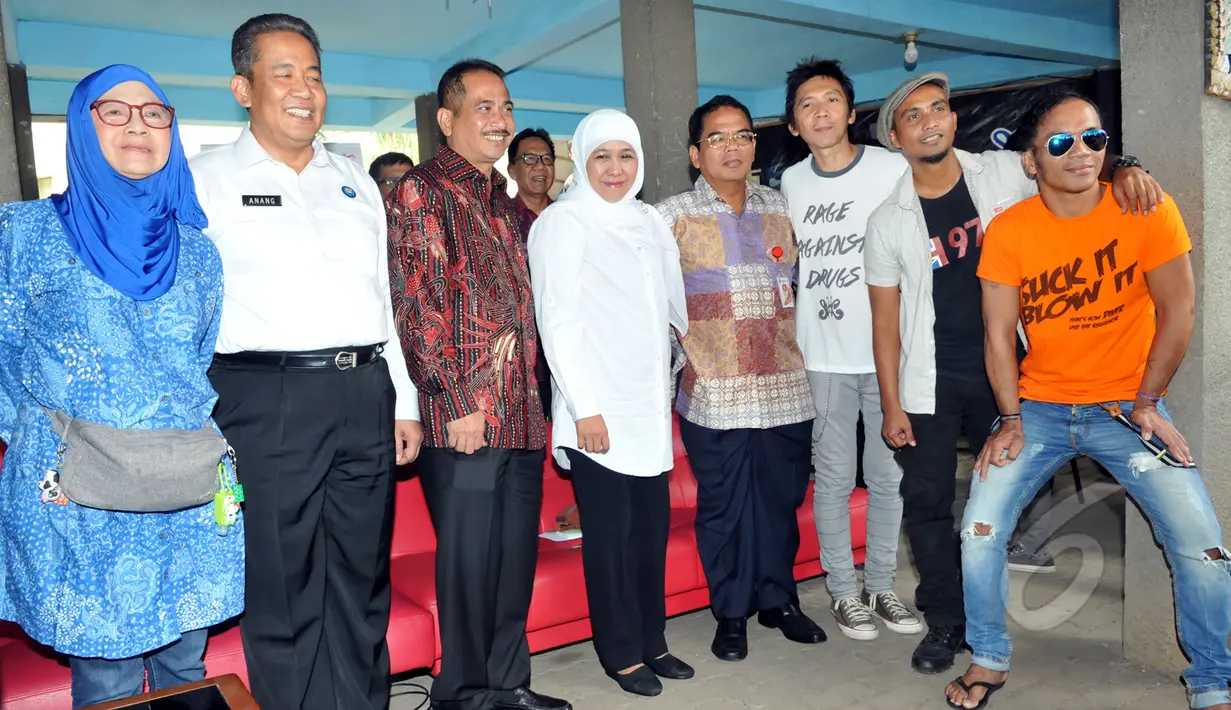 Slank berpose dengan pejabat terkait saat usai konferensi pers konser bertajuk "Drugs Free Asia-Afrika" di Potlot, Duren Tiga, Jakarta Selatan, Senin (13/4/2015). Rencananya konser akan digelar di Monas pada Minggu (19/4). (Liputan6.com/Panji Diksana)