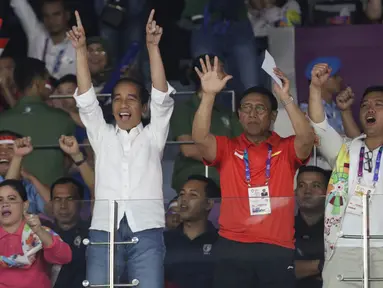Presiden Joko Widodo bersama Ibu Iriana saat menyaksikan laga Final Bulutangkis Beregu Putra Asian Games 2018 antara Indonesia melawan China di Jakarta,Rabu (22/8). (Liputan6.com/Helmi Fithriansyah)