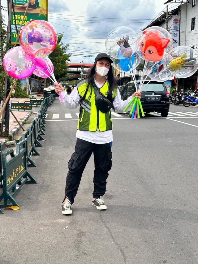 Baim Wong jualan balon (Instagram/baimwong)