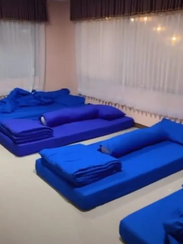 Potret Rizki DA menunjukkan tempat tidur bersama di vila (Sumber: Instagram/da2_rizki123)