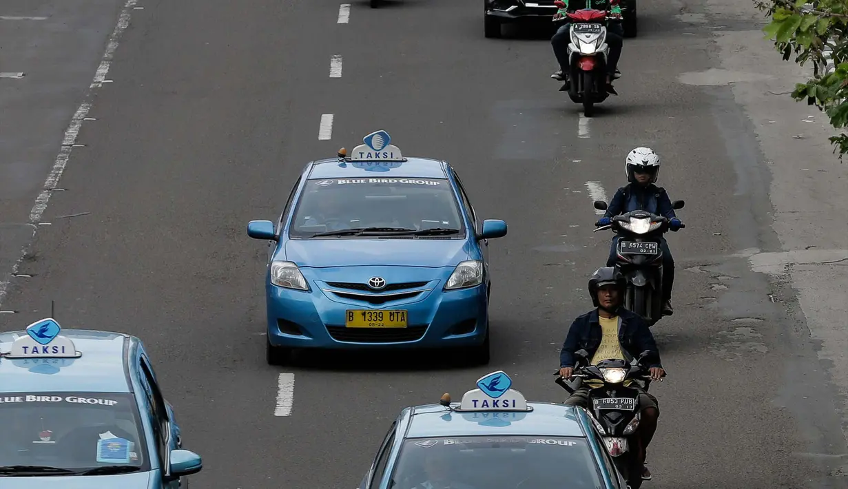 Kondisi arus lalu lintas yang terlihat lenggang di Jalan MH. Thamrin, Jakarta, Minggu (4/2). Mulai 5 Februari 2018 pengendara roda dua yang tidak melintas di jalur khusus yang disediakan akan dikenakan tilang. (Liputan6.com/Faizal Fanani)