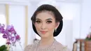Selvi Ananda dan Erina Gudono merupakan dua perempuan yang kini telah menjadi menantu dari Presiden Jokowi. Keduanya tak hanya memiliki paras sempurna, tapi gaya elegan ketika mengenakan wastra, salah satunya kebaya. Selvi memukau mengenakan kebaya cokelat muda dihiasi payet dan bordir cantik. Riasan wajah penuh pesona dan tatanan rambut disanggul membuat dirinya bak ratu Jawa. [Foto: Instagram/doleytobing]