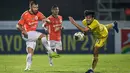 Pada menit ke-65, Persija hampir menambah gol setelah bola hasil tembakan Marco Motta masih bisa diamankan kiper Barito Putera.(Bola.com/Bagaskara Lazuardi)
