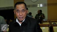 Mentri Pertahanan Ryamizard Ryacudu memberikan keterangan pers saat menghadiri rapat kerja dengan Komisi I DPR RI di Kompllek Parlemen Jakarta, Senin (21/9/2015). (Liputan6.com/Johan Tallo)