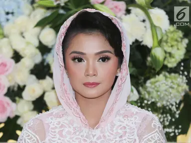 Aktris Sheza Idris tampak cantik menggunakan busana muslim jelang pengajian di kediamannya kawasan Duri Kosambi, Jakarta, Kamis (10/08). Sheza Idris akan menikah dengan Surya Ibrahim. (Liputan6.com/Herman Zakharia)