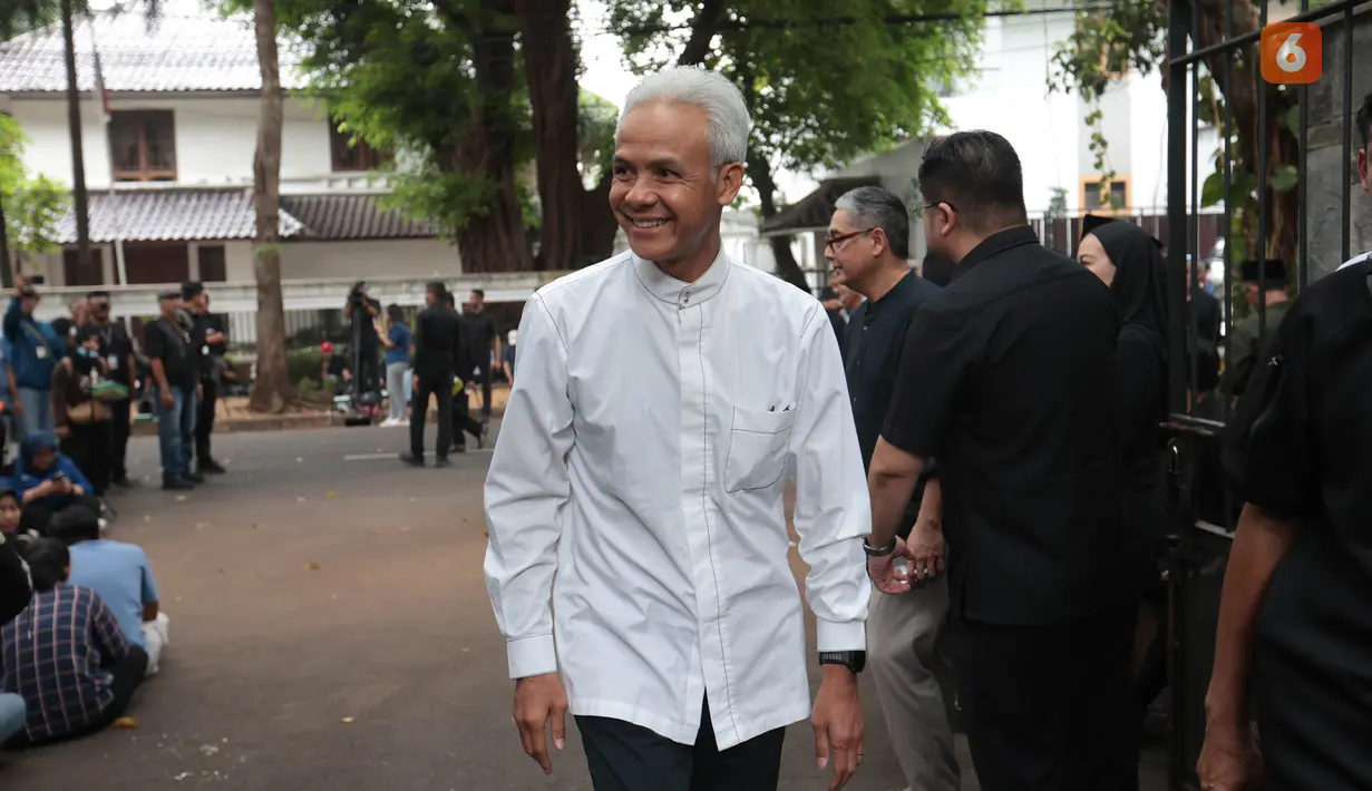 Ganjar Pranowo tiba di rumah duka Guruh Soekarnoputra di Jalan Sriwijaya Raya, Kebayoran Baru, Jakarta Selatan, Sabtu (26/9/2026), untuk menyampaikan belasungkawa kepada keluarga almarhum. (KLY/Budy Santoso)