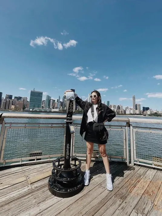 Bagi kamu yang menyukai gaya simpel dan warna netral, style Enzy satu ini bisa kamu jadikan inspirasi. Padukan t-shirt dengan outer warna hitam. Simpel tapi stylish. (Instagram/enzystoria).