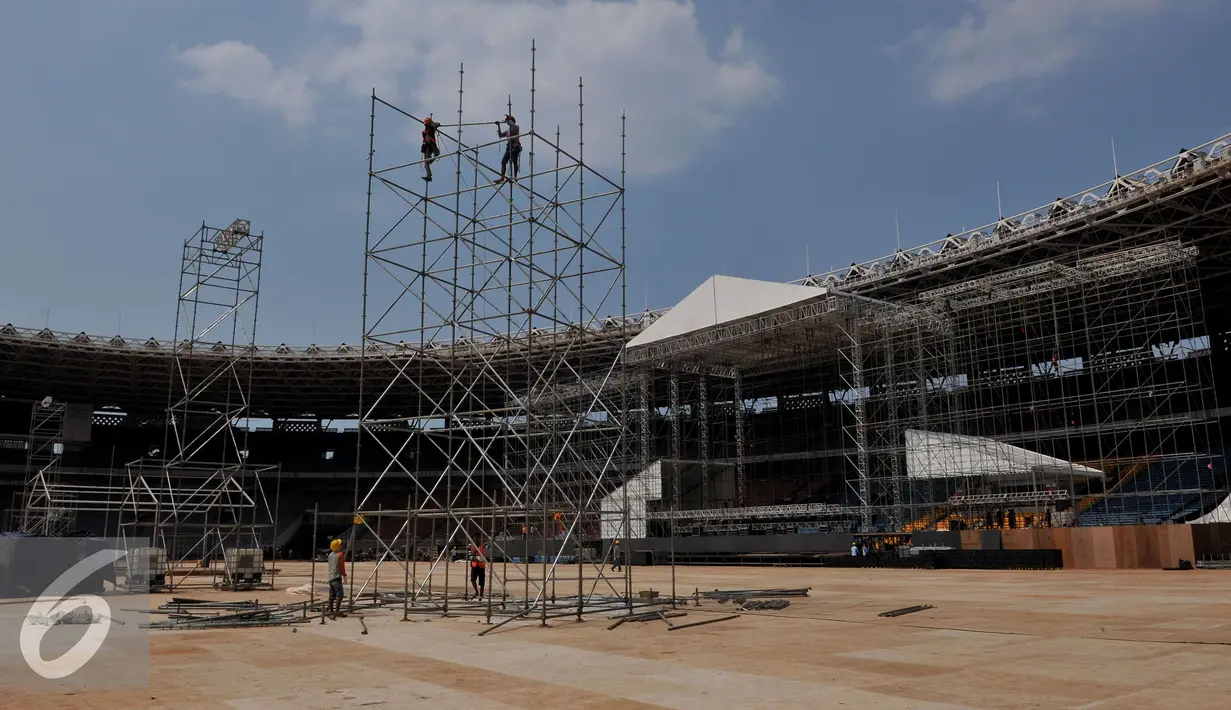 Sejumlah pekerja membangun panggung untuk konser bertajuk 'Bon Jovi Live di Gelora Bungkarno, Jakarta, Minggu (6/9/2015). Rencananya panggung untuk konser Bon Jovi dirancang berbeda dengan konser-konser sebelumnya. (Liputan6.com/Johan Tallo)