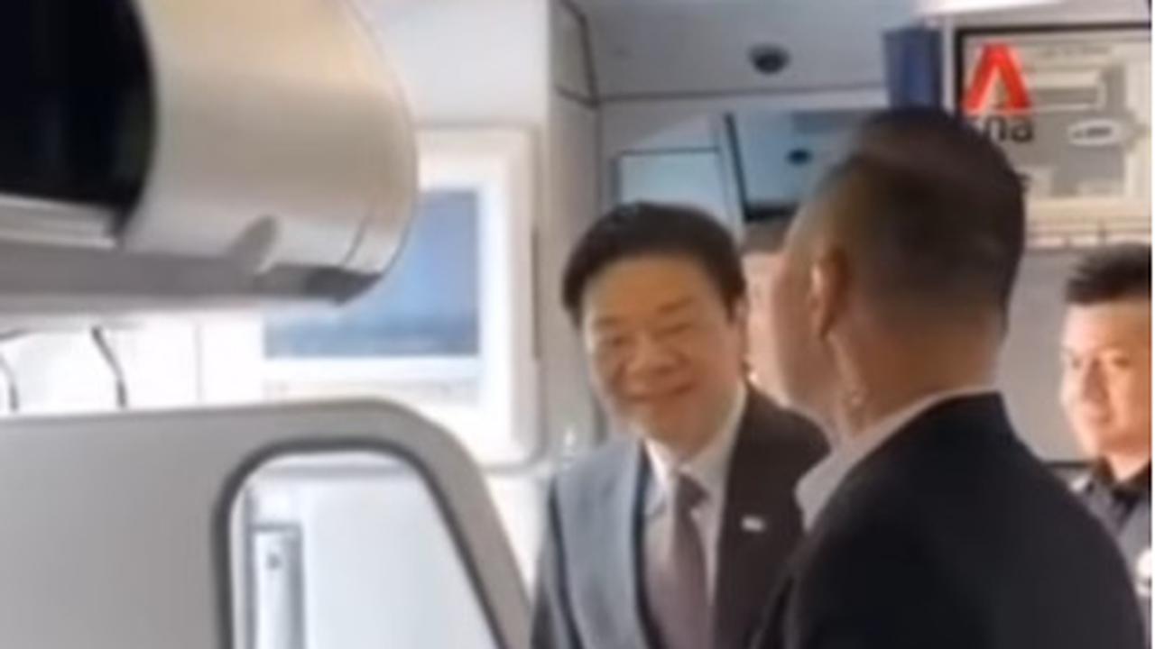 PM Singapura Naik Pesawat Ekonomi