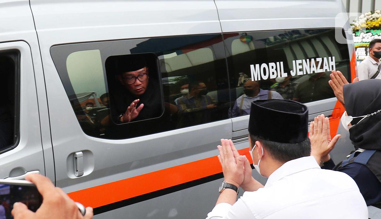 Gubernur Jawa Barat Ridwan Kamil saat siap membawa jenazah putranya Emmeril Kahn Mumtadz atau Eril di Bandara Soekarno-Hatta, Minggu (12/6/2022). Ridwan Kamil langsung membawa jenazah Eril menuju Bandung Jawa Barat untuk di makamkan. (Liputan6.com/Angga Yuniar)