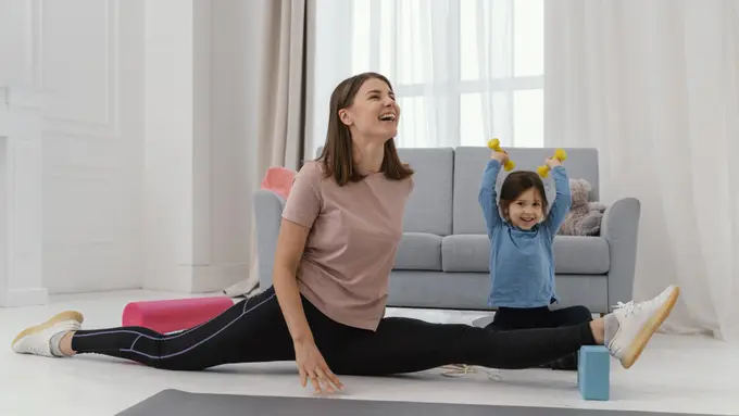 Tips Olahraga 10 Menit Ibu & Anak yang Bisa Dicoba di Rumah [Dok/freepik.com]