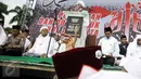 Kapolri Jenderal Tito Karnavian (kiri) duduk di sebelah Imam Besar FPI Habib Rizieq Syihab menyimak saat salah satu peserta demo 2 Desember melantunkan surat Al Maidah ayat 49-56 di Monas, Jakarta, Jumat (2/12). (Liputan6.com/Faizal Fanani)