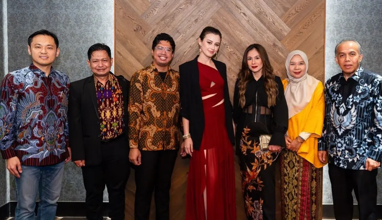 Usai ajukan gugatan cerai, Kimberly Ryder makin produktif berkarya di industri hiburan. Seperti diketahui, Kimberly Ryder mengajukan gugatan cerai terhadap Edward Akbar pada 12 Juli 2024 lalu di Pengadilan Agama (PA) Jakarta Pusat karena adanya dugaan KDRT hingga intervensi keluarga. Film Bangsal Isolasi merupakan film pertama yang dibintangi oleh Kimberly Ryder di tahun 2024. (Liputan6.com/IG/kimbrlyryder)