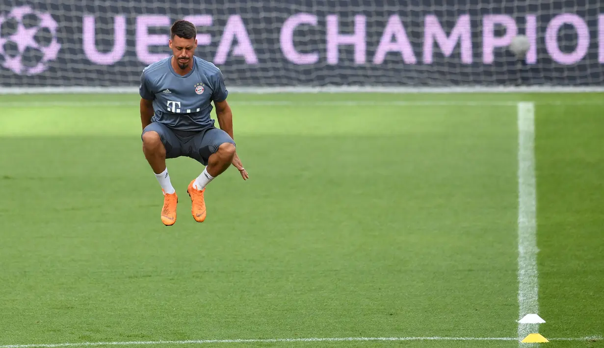 Striker Bayern Munchen, Sandro Wagner melakukan pemanasan saat sesi latihan di stadion Luz di Lisbon (18/9). Munchen akan bertanding melawan wakil Portugal, Benfica pada babak penyisihan grup E Liga Champions. (AFP Photo/Francisco Leong)