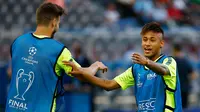 Neymar dan Gerard Pique Saat Sesi Training Jelang Final LIga Champions Juventus vs Barcelona (Reuters / Kai Pfaffenbach)