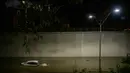 Sebuah mobil terjebak banjir yang merendam jalanan di Brooklyn, New York, Amerika Serikat, Kamis (2/9/2021). Banjir bandang terjadi di sejumlah titik di pusat kota New York setelah hujan lebat yang dipicu Badai Ida mengguyur kota tersebut. (AFP/Ed Jones)
