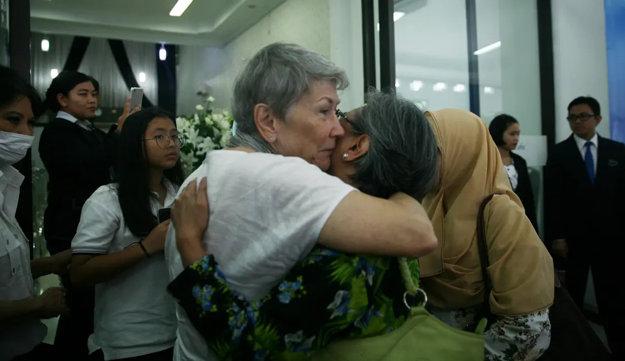"Dia adalah orang yang sangat sederhana dan sangat menyukai kesederhanaan. kehidupannya dia dia jalani untuk keluarganya dan beliau adalah orang yang sangat perduli dengan orang lain," lanjutnya. (Nurwahyunan/Bintang.com)