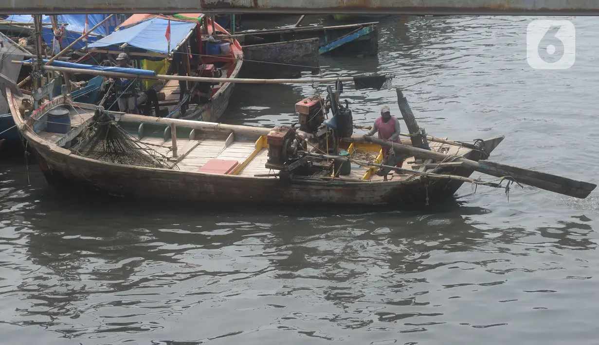 Perahu nelayan tradisional bersandar di dermaga Kampung Nelayan Cilincing, Jakarta, Kamis (2/9/2021).  Jumlah nelayan di Indonesia terus menurun, pada April 2020 jumlahnya mencapai 2,15 juta orang. (merdeka.com/Imam Buhori)