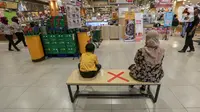 Pengunjung duduk dengan menjaga jarak atau physical distancing di supermarket AEON Mall BSD City, Tangerang, Rabu (3/6/2020). AEON Mall BSD City menerapkan physical distancing di beberapa tempat duduk untuk mengurangi penyebaran Covid-19. (Liputan6.com/Fery Pradolo)