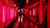 Kawasan lampu merah umumnya dihiasi oleh lampu neon berwarna-warni yang menjadi ciri khasnya. (That Dam Guide)