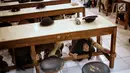 Sejumlah siswa berlindung di bawah meja saat simulasi bencana di SMA Negeri 78 Jakarta, Rabu (23/1). Kegiatan itu untuk pengenalan kepada siswa-siswi dengan program siaga bencana berupa simulasi evakuasi gempa dan tsunami. (Liputan6.com/Faizal Fanani)