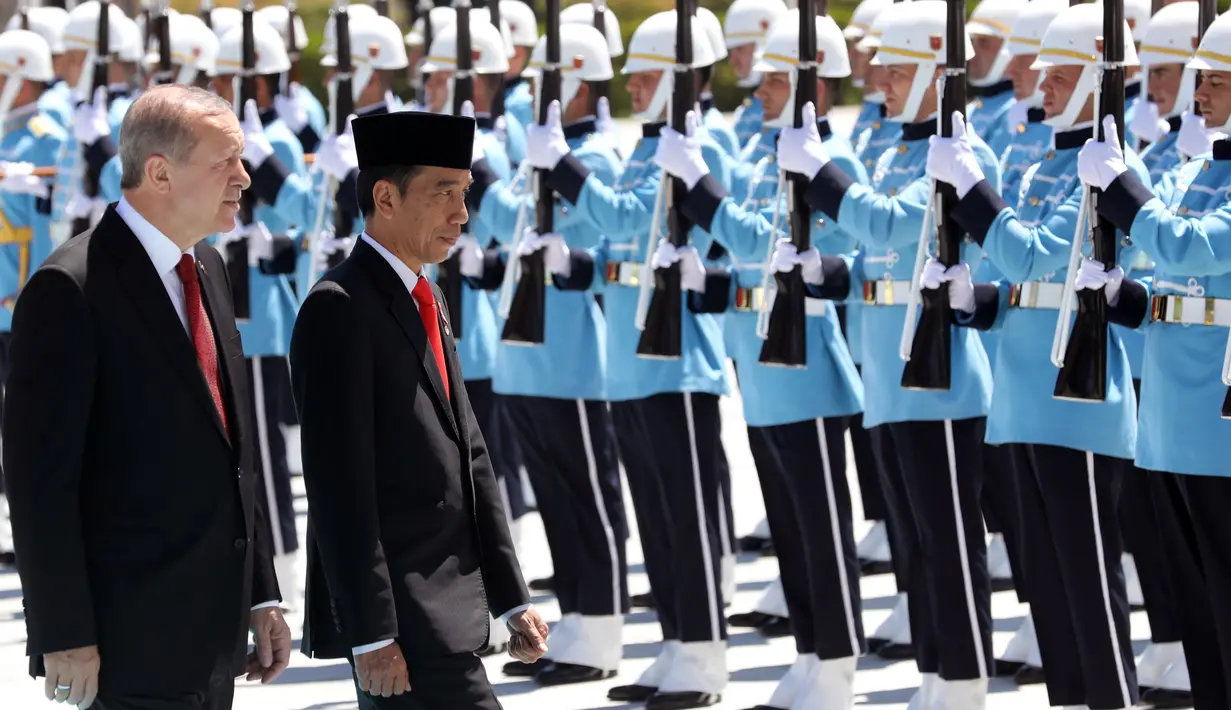 Presiden Jokowi didampingi Presiden Turki Recep Tayyip Erdogan melakukan pemeriksaan pasukan kehormatan di Kompleks Kepresidenan Turki, Ankara, Kamis (6/7). Kunjungan ini merupakan kunjungan balasan atas kunjungan Erdogan pada Juli 2015. (ADEM ALTAN/AFP)