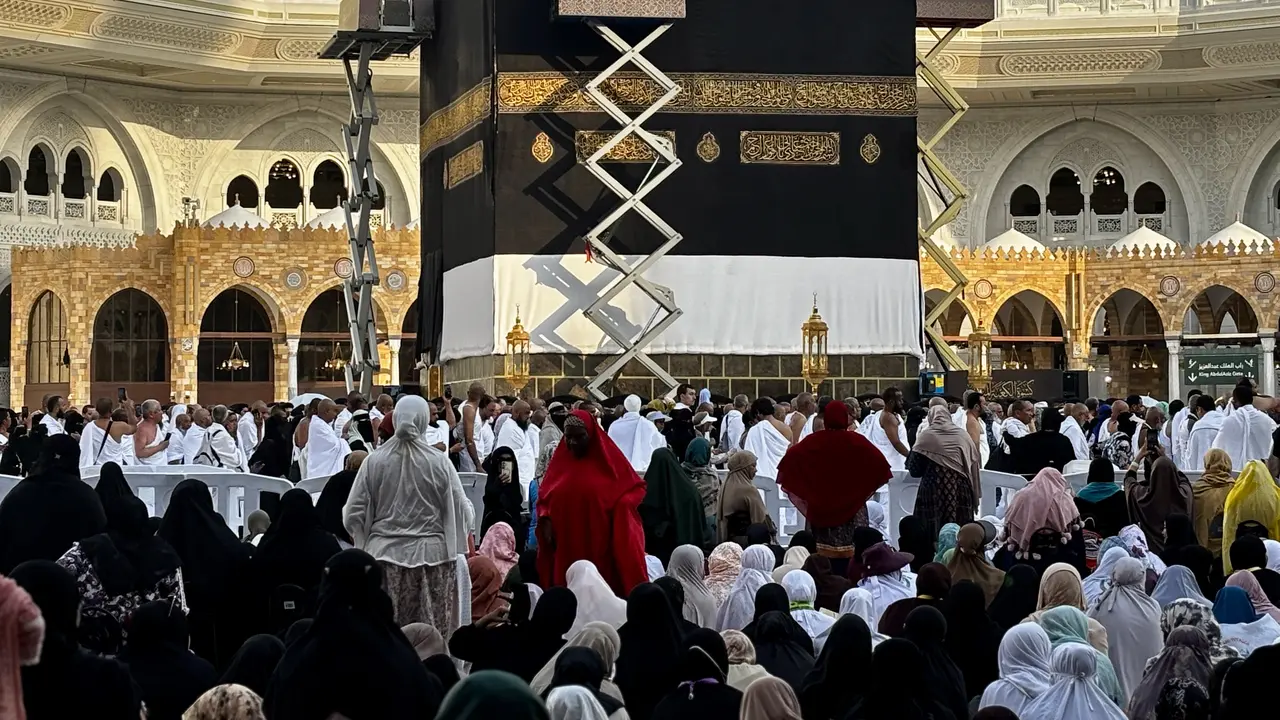 Momen Penggantian Kiswah Baru Ka’bah