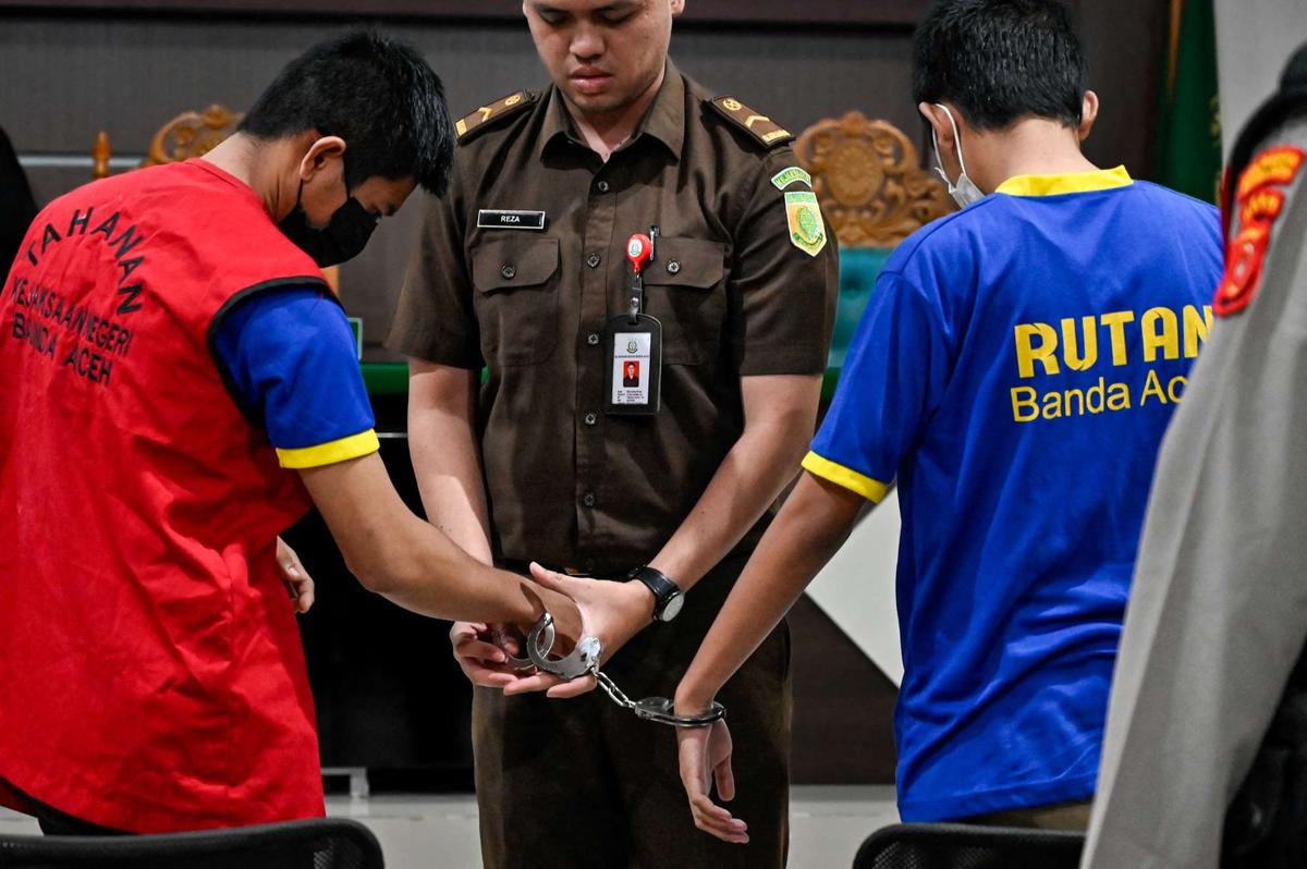 Pasangan gay di Aceh dijatuhi hukuman cambuk