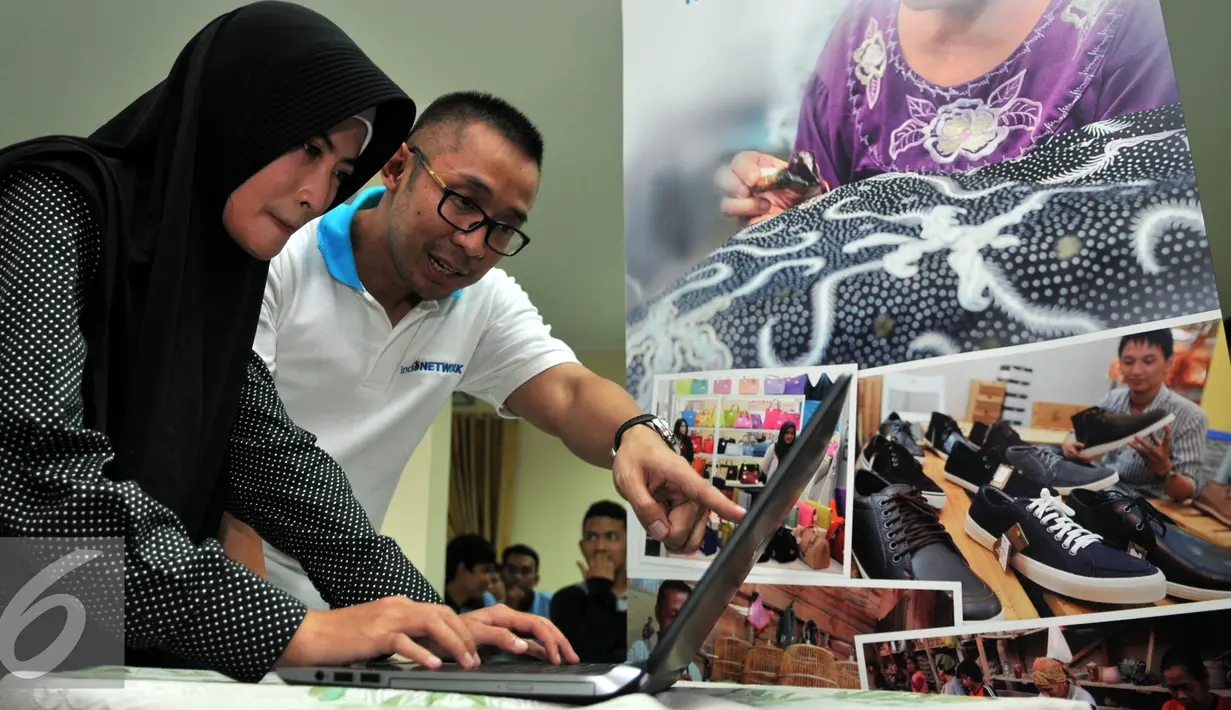 Business Development Indonetwork, Wisnu Purnama Aji saat memberikan pelatihan kepada peserta pemberdayaan masyarakat di Jakarta, Selasa (19/1). Sebagai bentuk kepedulian, Indonetwork gelar pelatihan pemberdayaan masyarakat. (Liputan6.com/Yoppy Renato)