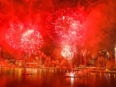 Kembang api meledak berlatar belakang cakrawala kota New York pada perayaan Hari kemerdekaan Amerika Serikat di atas Sungai Timur, Rabu (4/7). AS merayakan hari kemerdekaan yang jatuh pada 4 Juli atau dikenal Independence Day 4th July. (AP/Andres Kudacki)