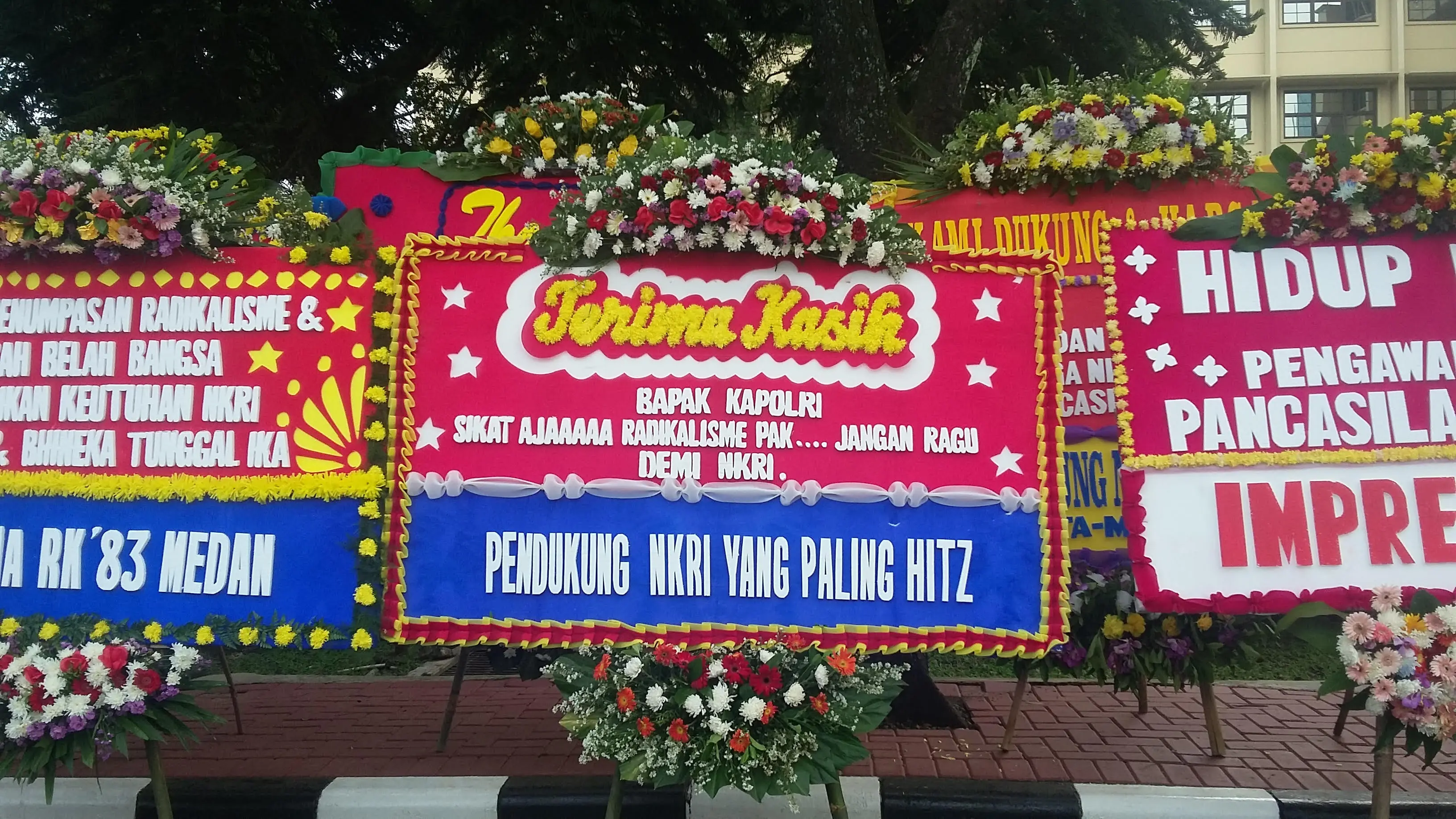 Karangan bunga di Mabes Polri, Jakarta. (Liputan6.com/Lizsa Egeham)