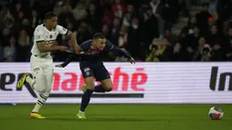 Pemain Paris Saint-Germain, Kylian Mbappe, berebut bola dengan pemain Rennes, Warmed Omari, pada laga Semifinal Piala Prancis di Stadion Parc des Princes, Rabu (3/4/2024). Kemenangan ini mengantarkan Le Parisiens melaju ke final Piala Prancis. (AP Photo/Thibault Camus)