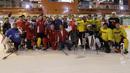 Pemain Timnas Hoki Es Indonesia foto bersama saat latihan di Bintaro X Change, Rabu (23/10). Sebanyak 18 atlet akan ikut berjuang pada SEA Games 2019 mendatang. (Bola.com/M Iqbal Ichsan)