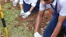 Kegiatan pembuatan lubang biopori dan penanaman pohon bertujuan membantu mengurangi sampah plastik serta melestarikan lingkungan. (Liputan6.com/Angga Yuniar)