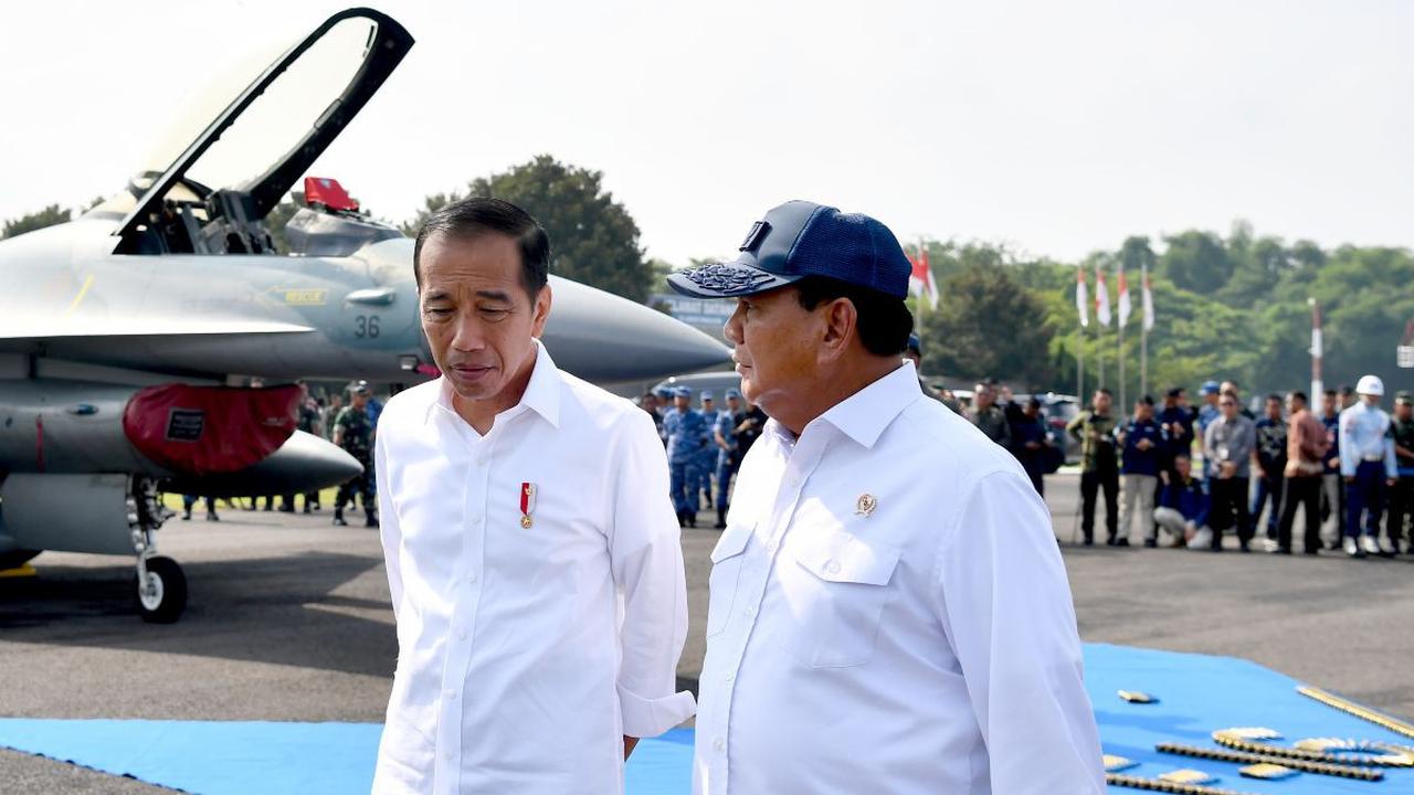 Sejumlah pesawat udara dan helikopter melakukan aksi pelepasan bantuan dari udara.
