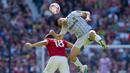 Pemain Manchester United, Casemiro, duel udara dengan pemain Wolverhampton Wanderers, Raul Jimenez, pada laga pekan ke-36 Premier League di Old Trafford, Sabtu (13/5/2023). MU menang dengan skor 2-0. (AP Photo/Jon Super)